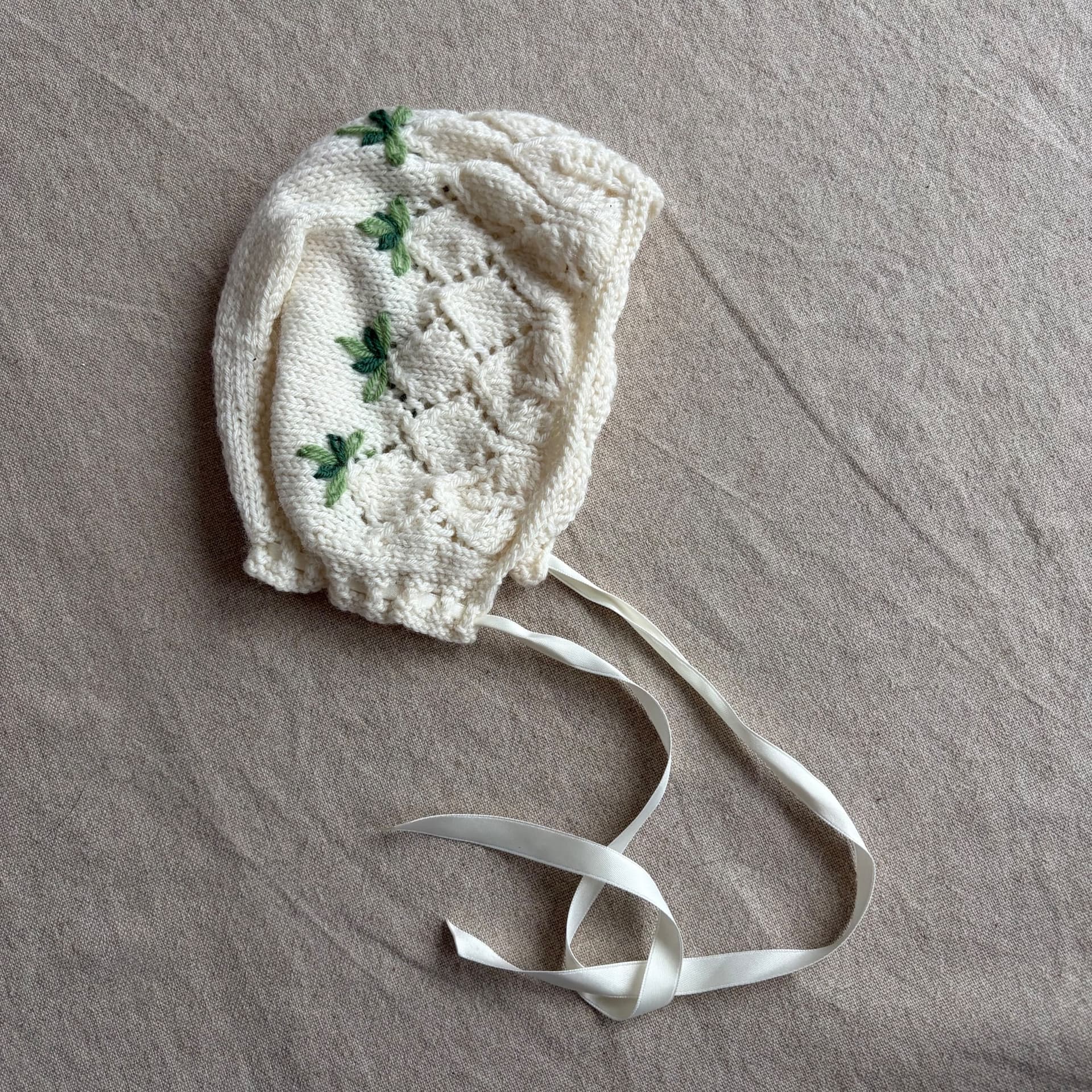 Strikket kyse med bladdetaljer