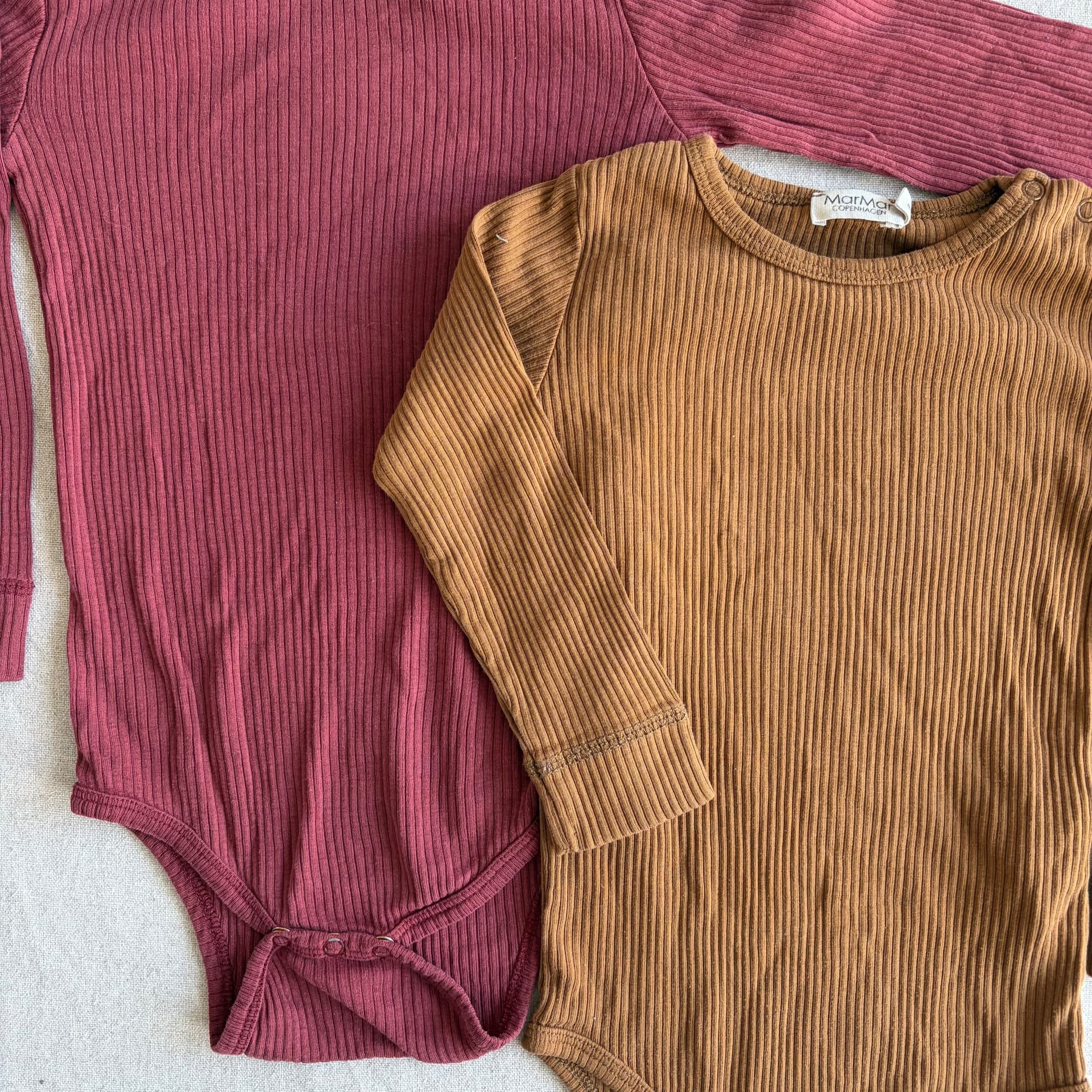 Sett med to langermede bodyer — bilde 2 av 4