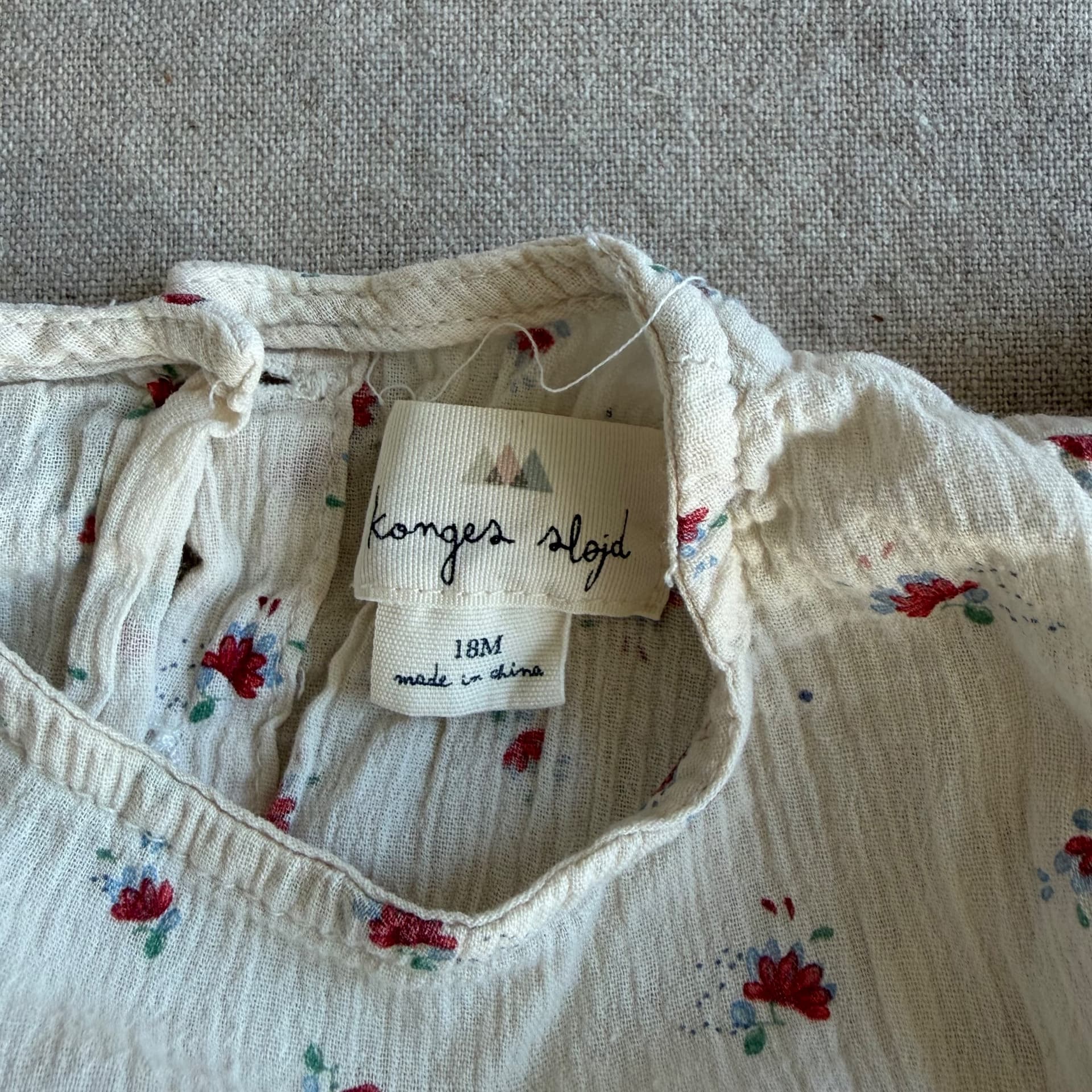 Kortermet blomstret romper — bilde 3 av 4