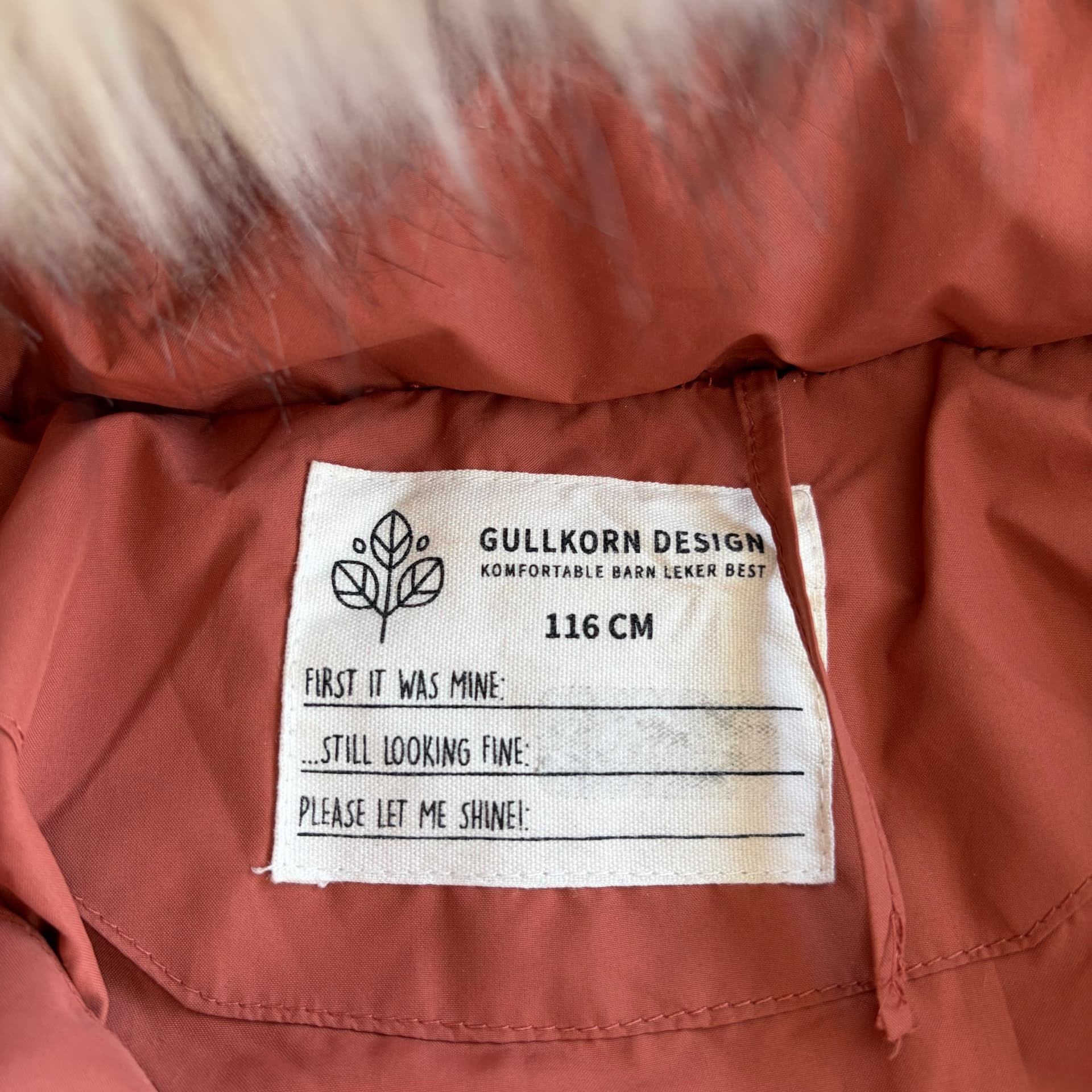 Vattert parkas med fuskepels — bilde 4 av 6
