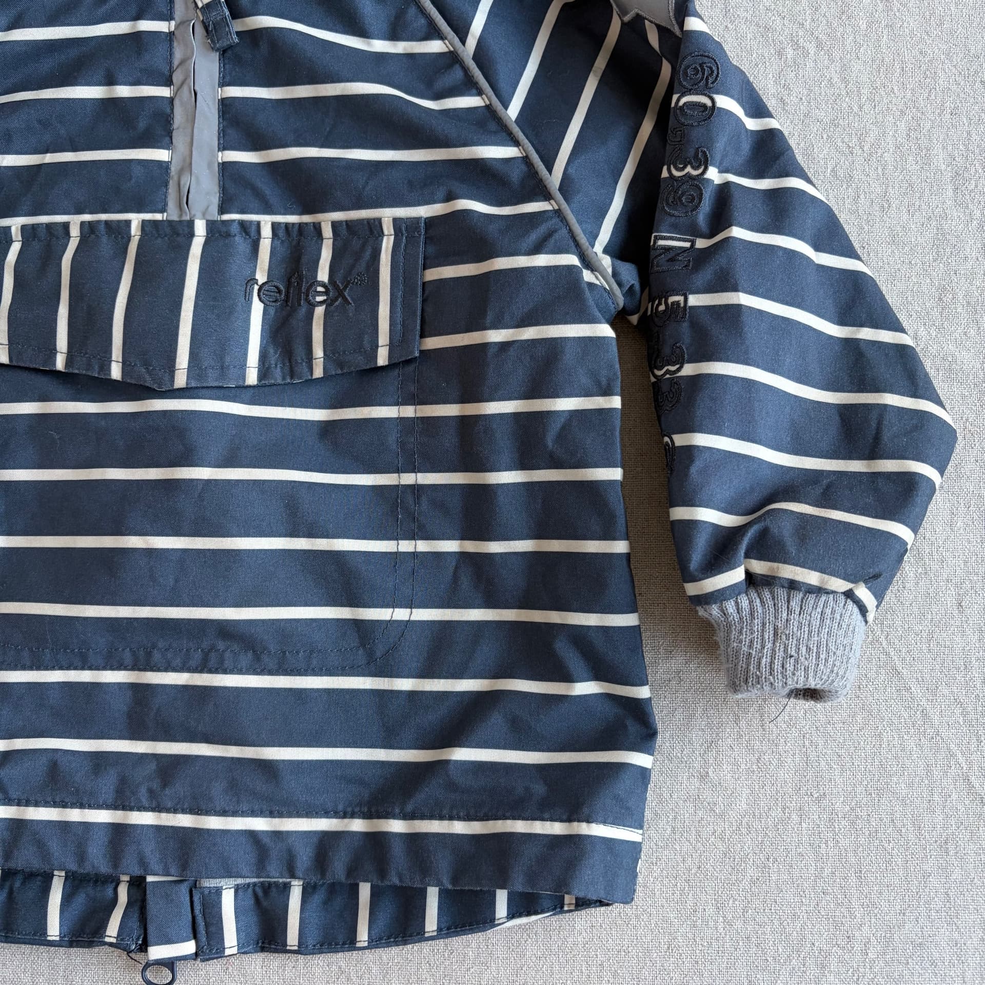 Vindjakke med hette — bilde 2 av 4