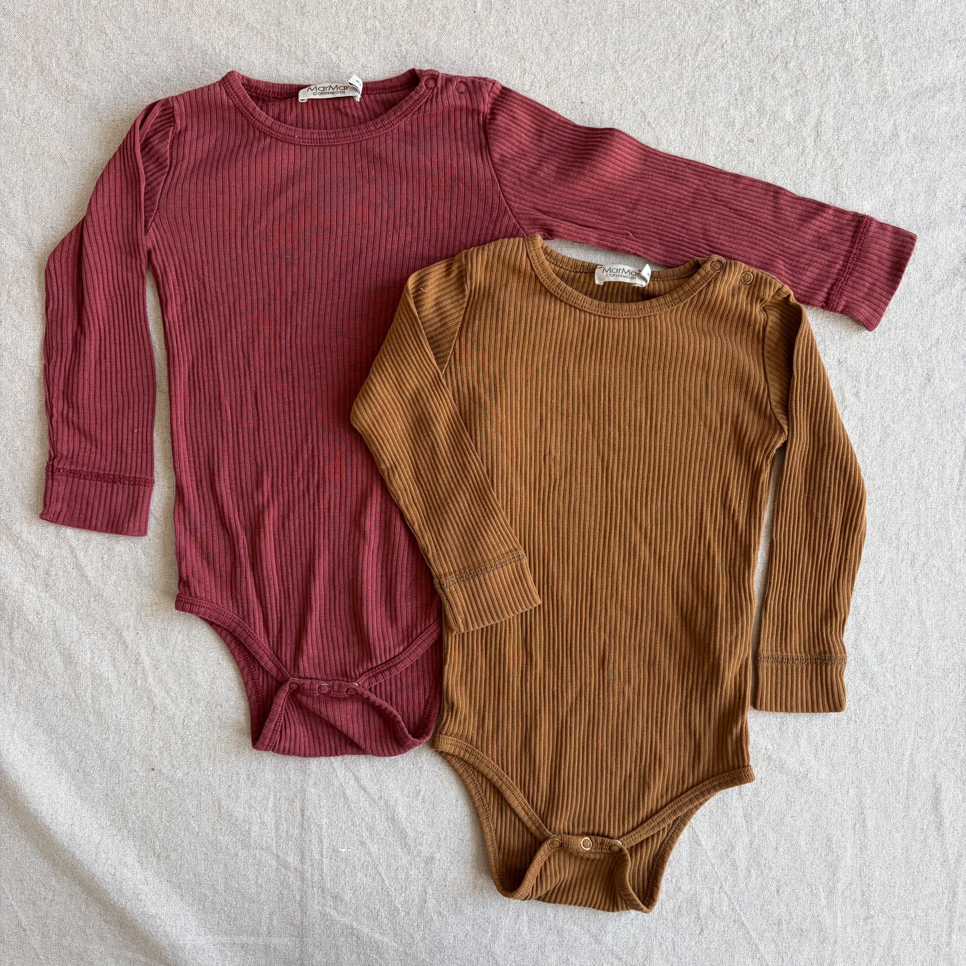 Sett med to langermede bodyer — bilde 1 av 4