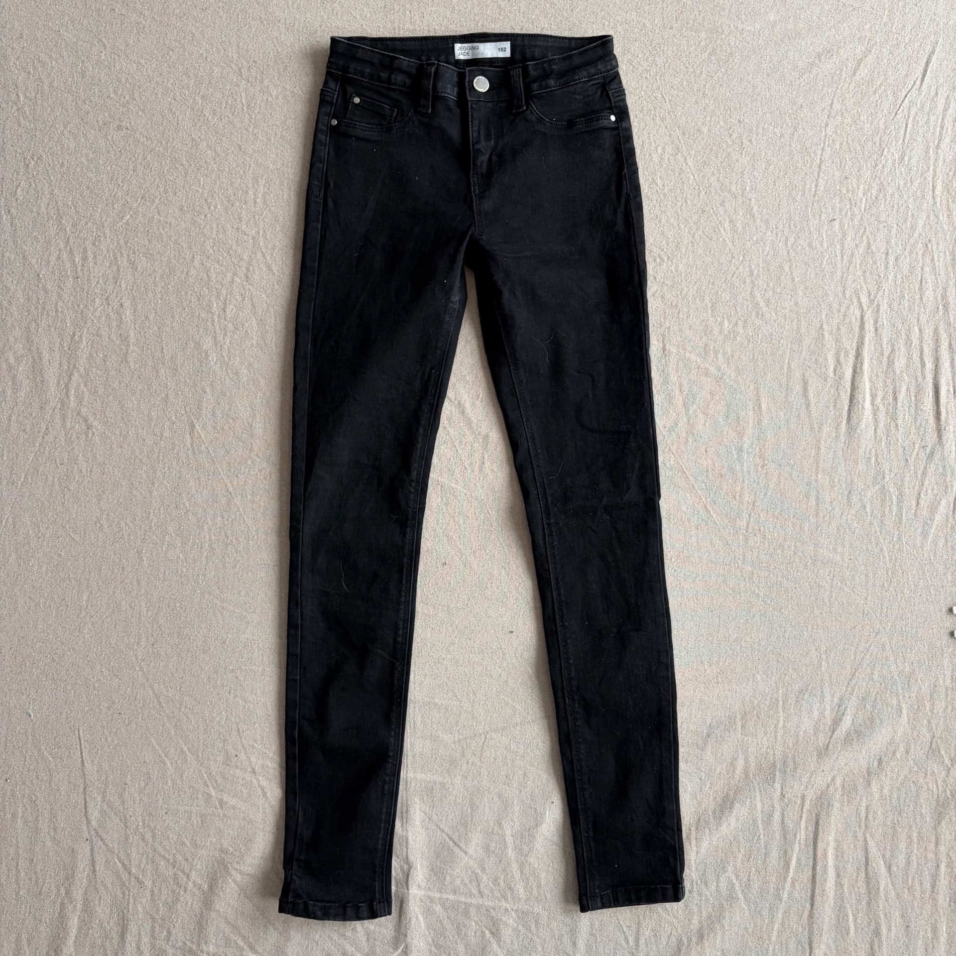 Sorte jeans — bilde 1 av 3