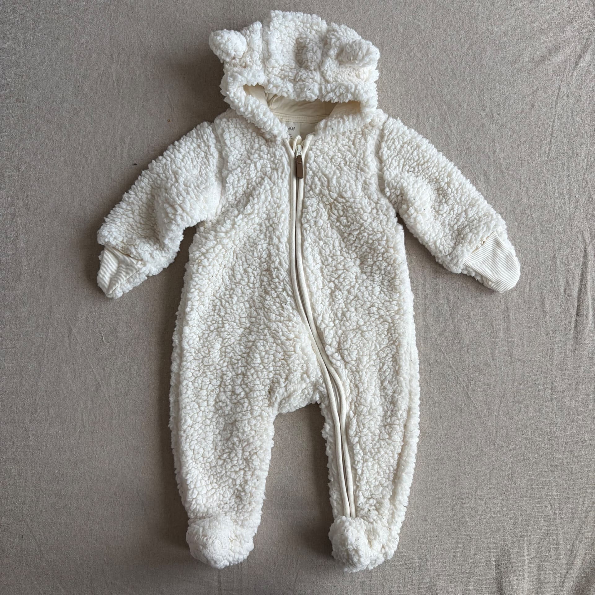 Teddy-heldress med hette og ører