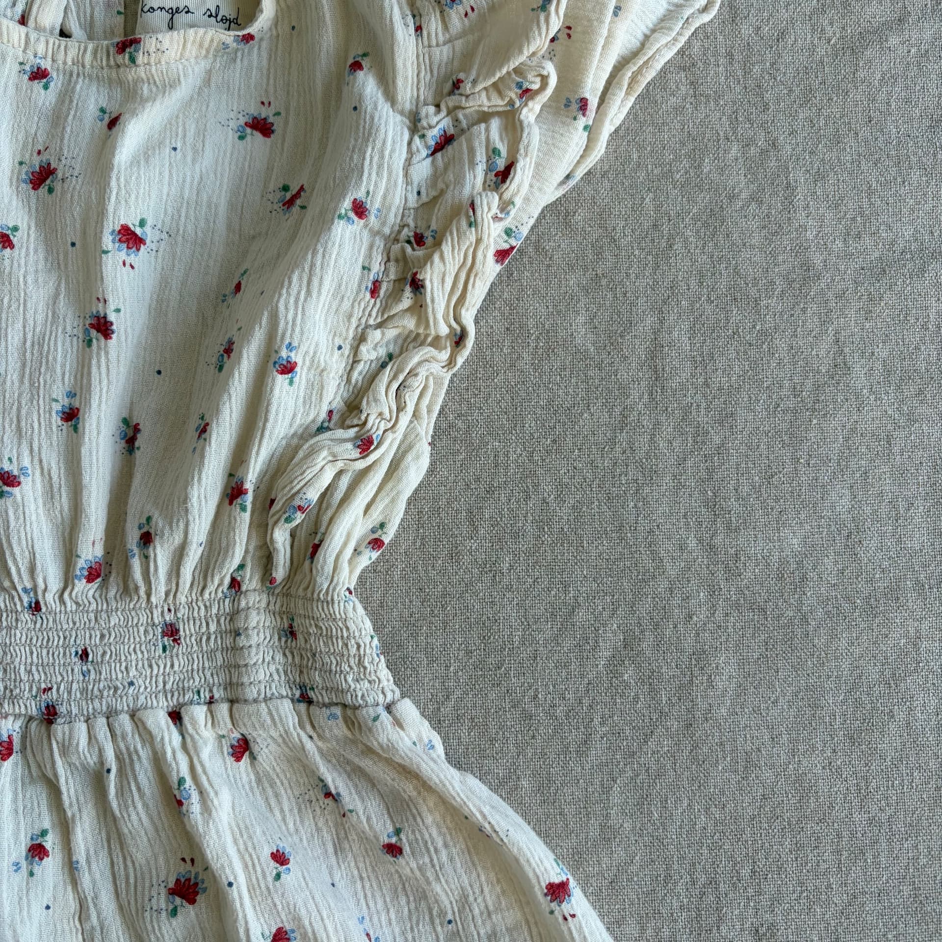 Kortermet blomstret romper — bilde 2 av 4