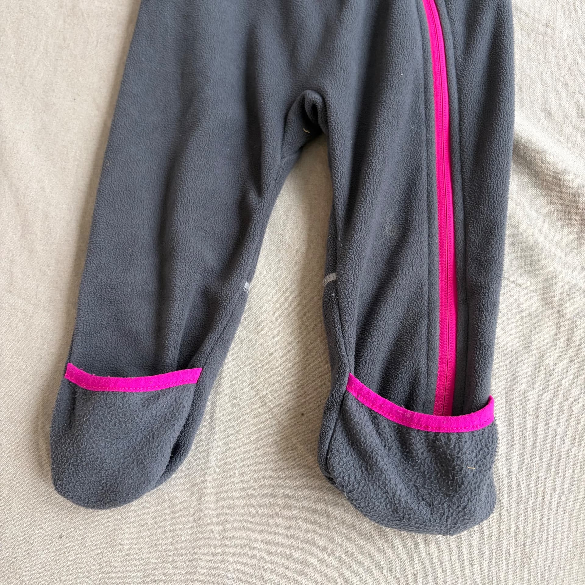 Fleecedress med hette — bilde 2 av 6
