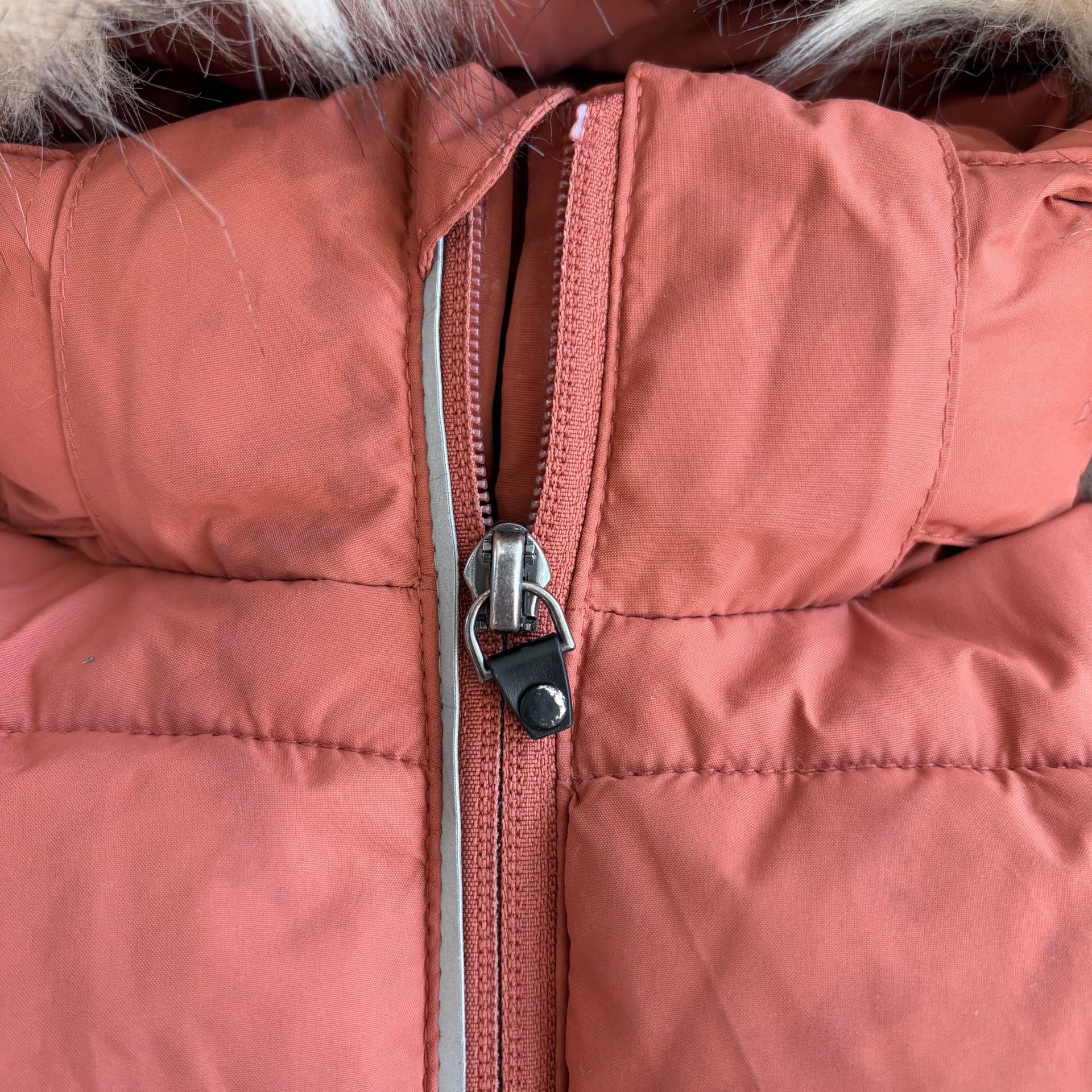 Vattert parkas med fuskepels — bilde 3 av 6