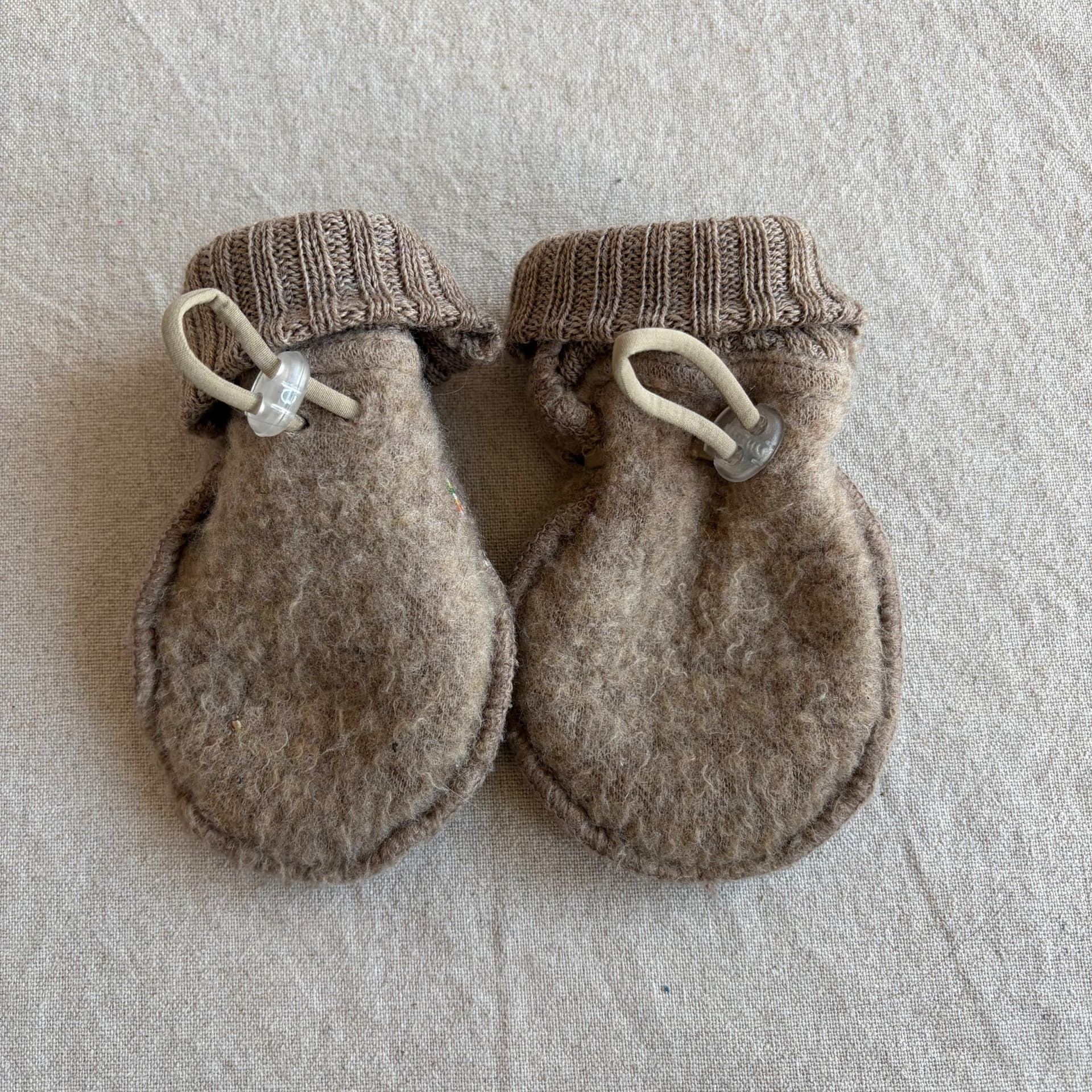 Babyvotter i ull — bilde 1 av 3