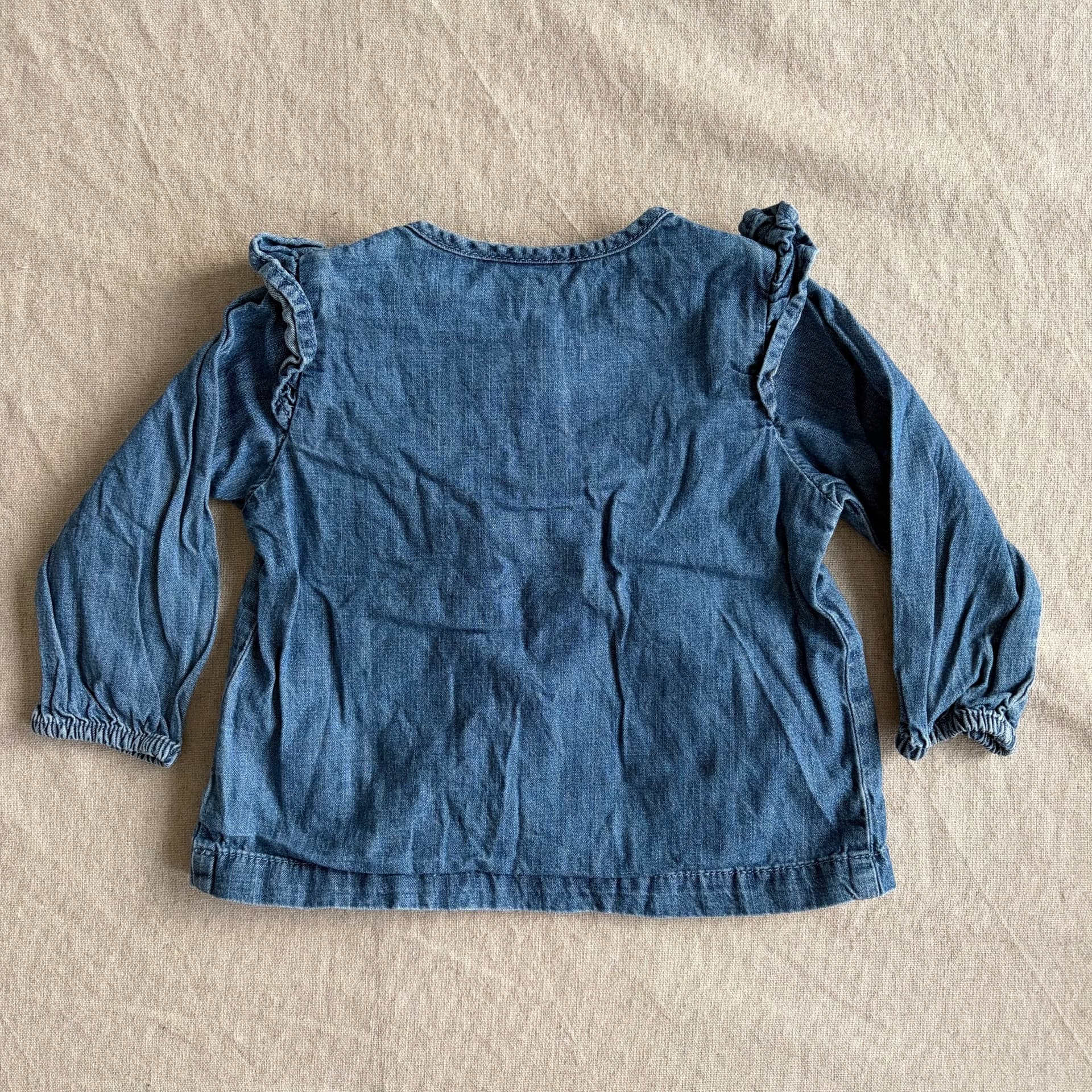 Denimbluse med rysjer — bilde 3 av 3