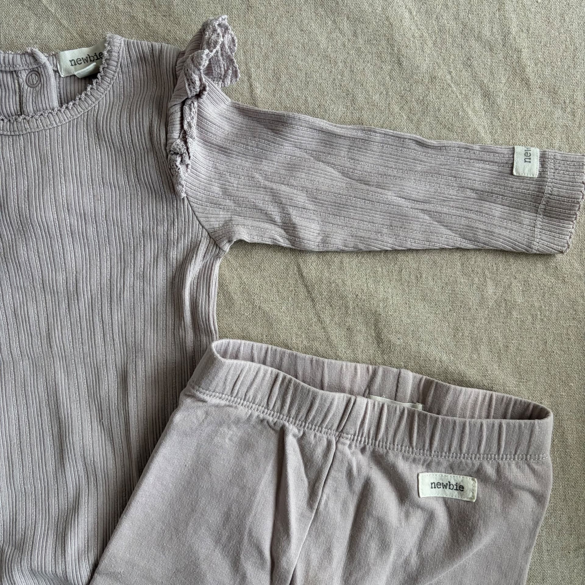 Todelt sett med body og leggings — bilde 2 av 5
