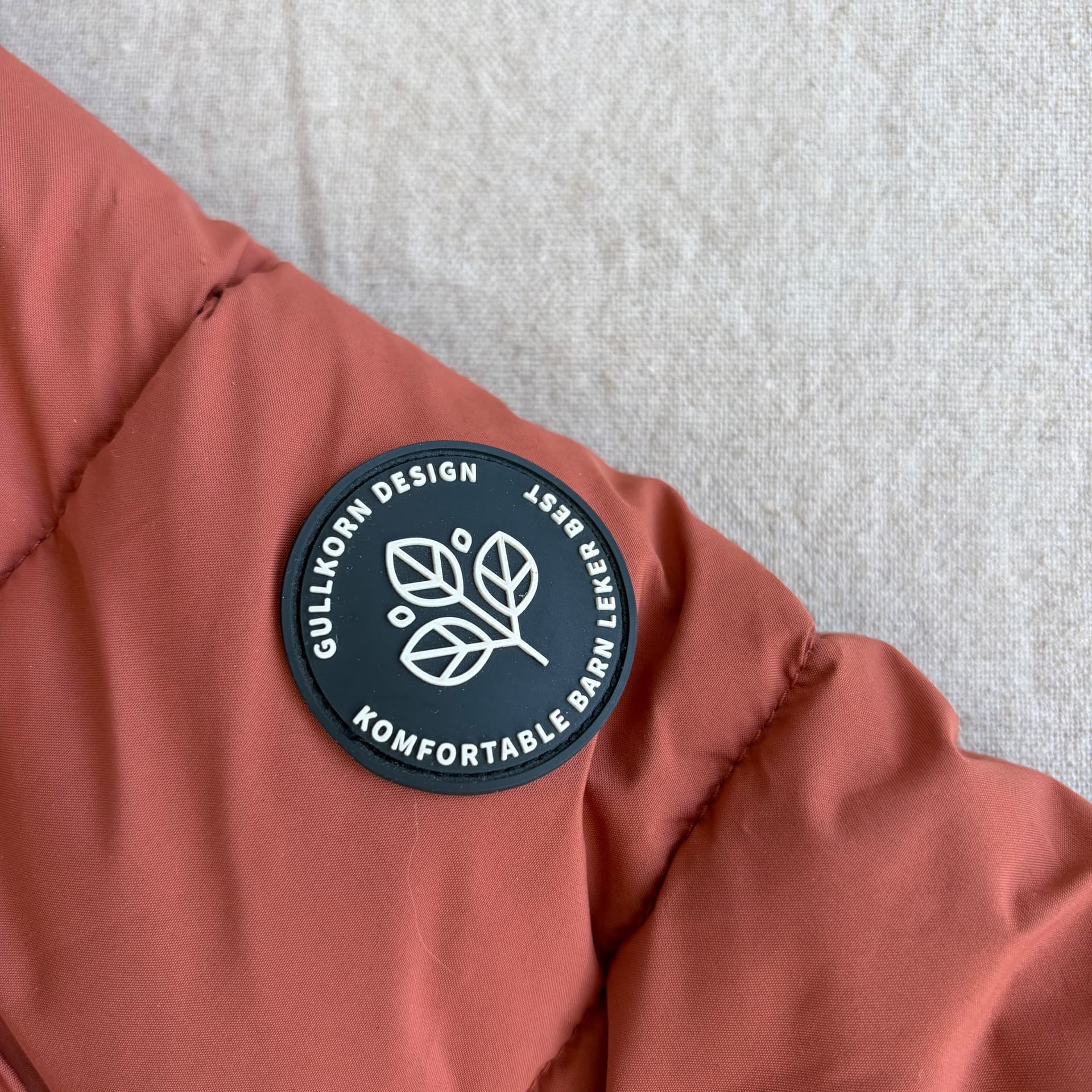 Vattert parkas med fuskepels — bilde 2 av 6