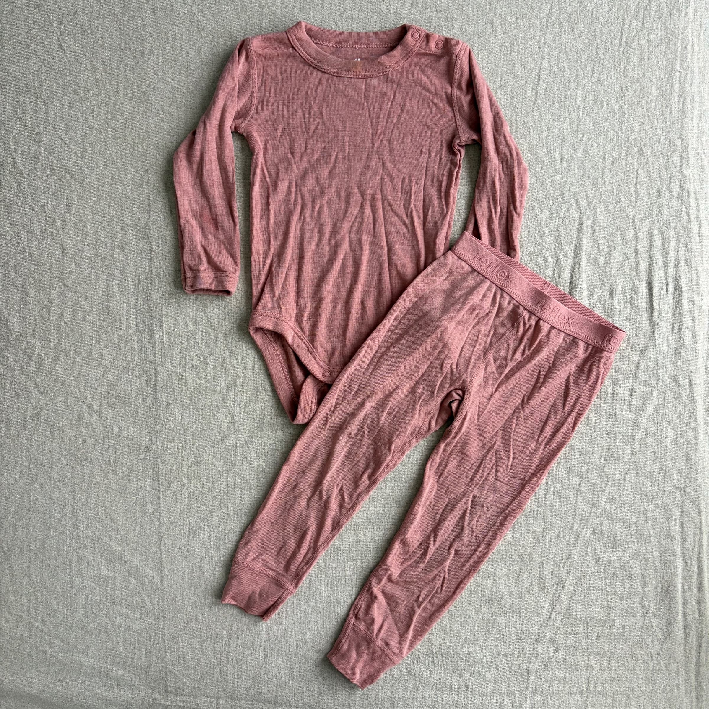 Todelt undertøyssett i rosa