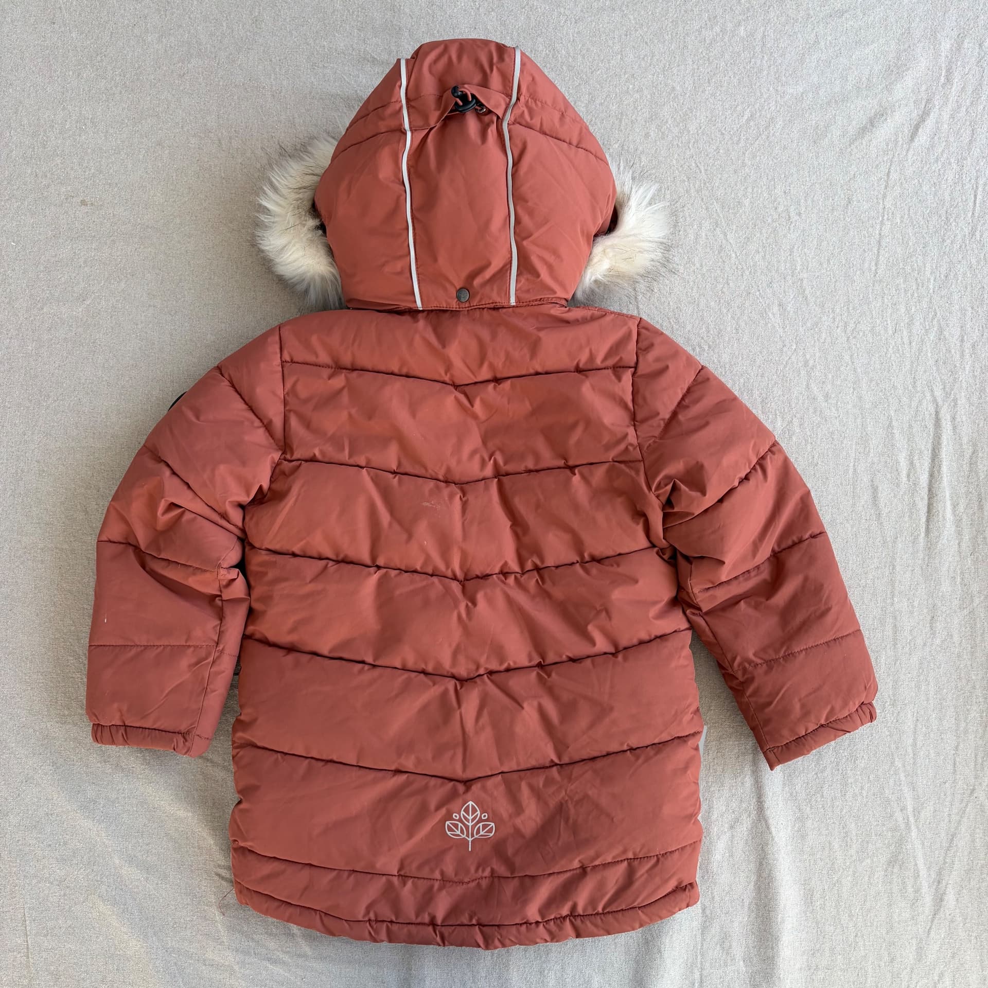 Vattert parkas med fuskepels — bilde 5 av 6