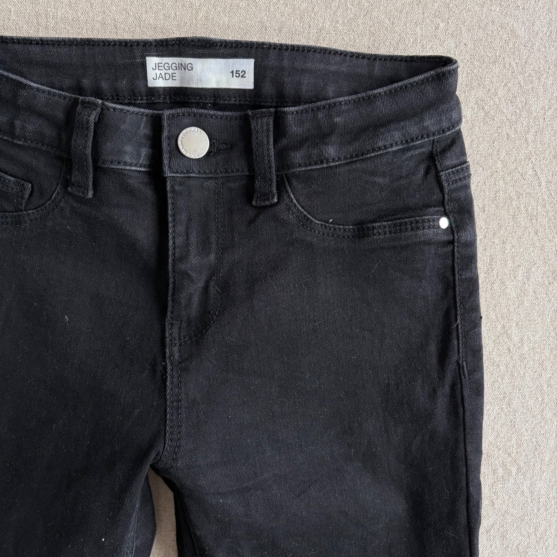 Sorte jeans — bilde 2 av 3
