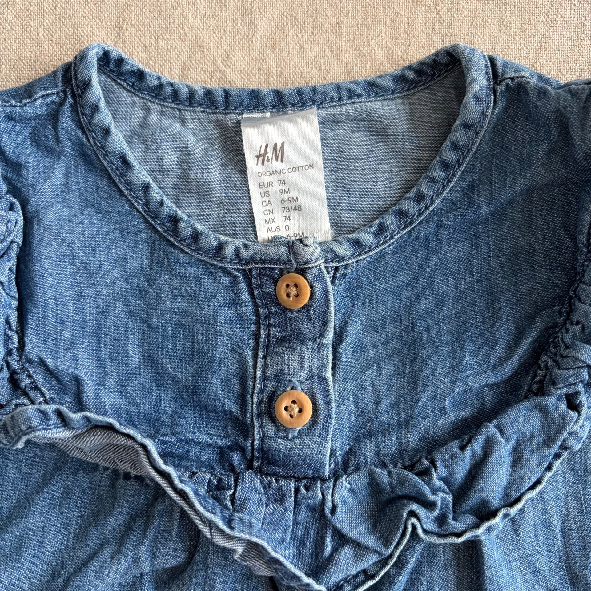 Denimbluse med rysjer — bilde 2 av 3